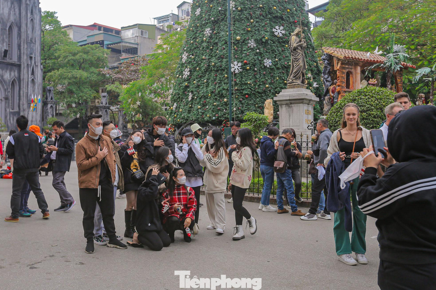 Rất đông người dân đến khu vực trước cửa Nhà thờ lớn chụp hình.