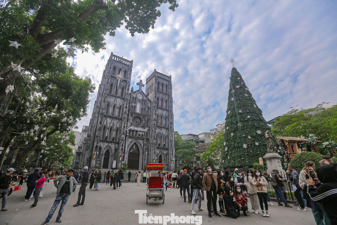 Theo ghi nhận của PV, càng gần về những ngày cuối năm, Nhà thờ Lớn lại đông nghịt người đến chụp ảnh check-in trước thềm Giáng sinh, đặc biệt bên cạnh cây thông khổng lồ.