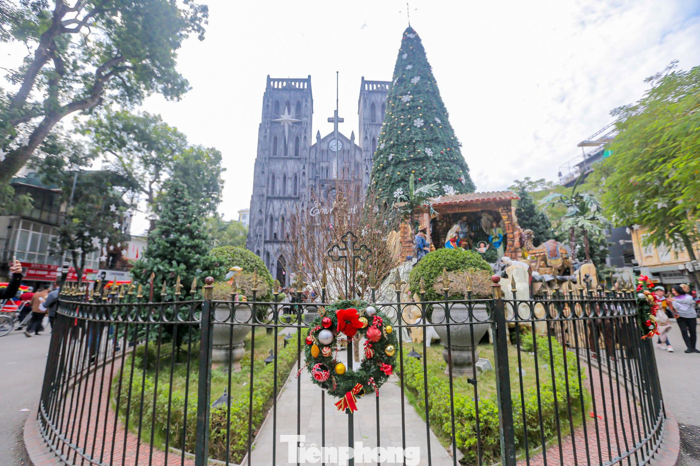 Hằng năm, vào dịp Giáng sinh, Nhà thờ Lớn lại được trang hoàng rực rỡ và trở thành điểm đến, chốn hành hương của đông đảo tín đồ Công giáo cùng với người dân Hà Nội. Nhiều người không theo đạo nhưng vẫn đến đây vào dịp Noel để tận hưởng không khí ấm áp và chụp ảnh, tham quan.