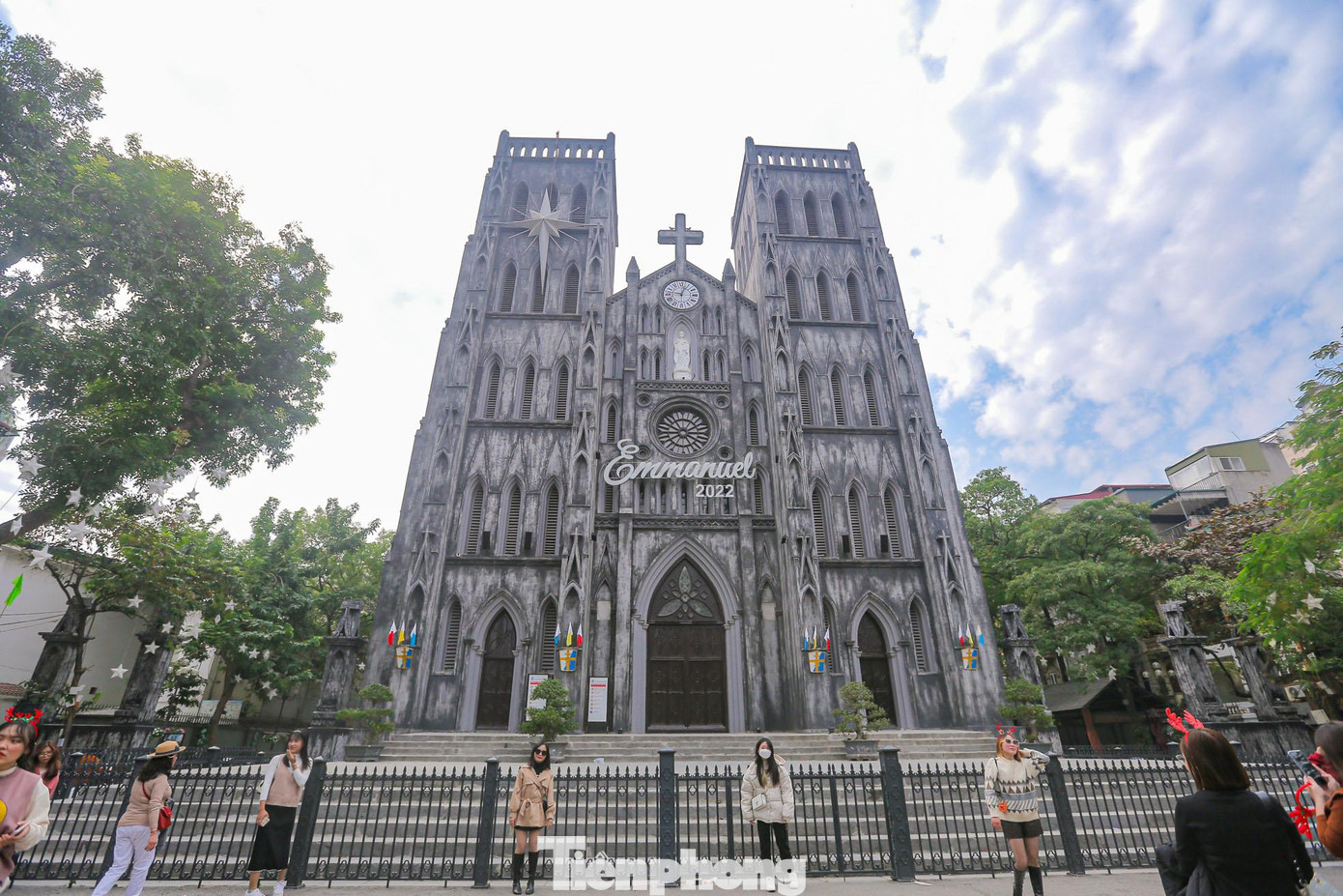 Nhà thờ Lớn Hà Nội được xây dựng theo kiến trúc Gô-tíc cổ Âu châu. Công trình được chia làm 3 phần: Hai bên là hai tháp chuông cao vút, ở giữa là khối thấp hơn, kết thúc bằng đỉnh tường hình tam giác với cây thánh giá tạo điểm nhấn. Phần lớn các cửa ra vào và cửa sổ đều sử dụng hình thức vòm cuốn nhọn Gô-tíc điển hình. Trước nhà thờ có một quảng trường nhỏ với tượng Đức Mẹ làm tăng thêm giá trị cảnh quan.