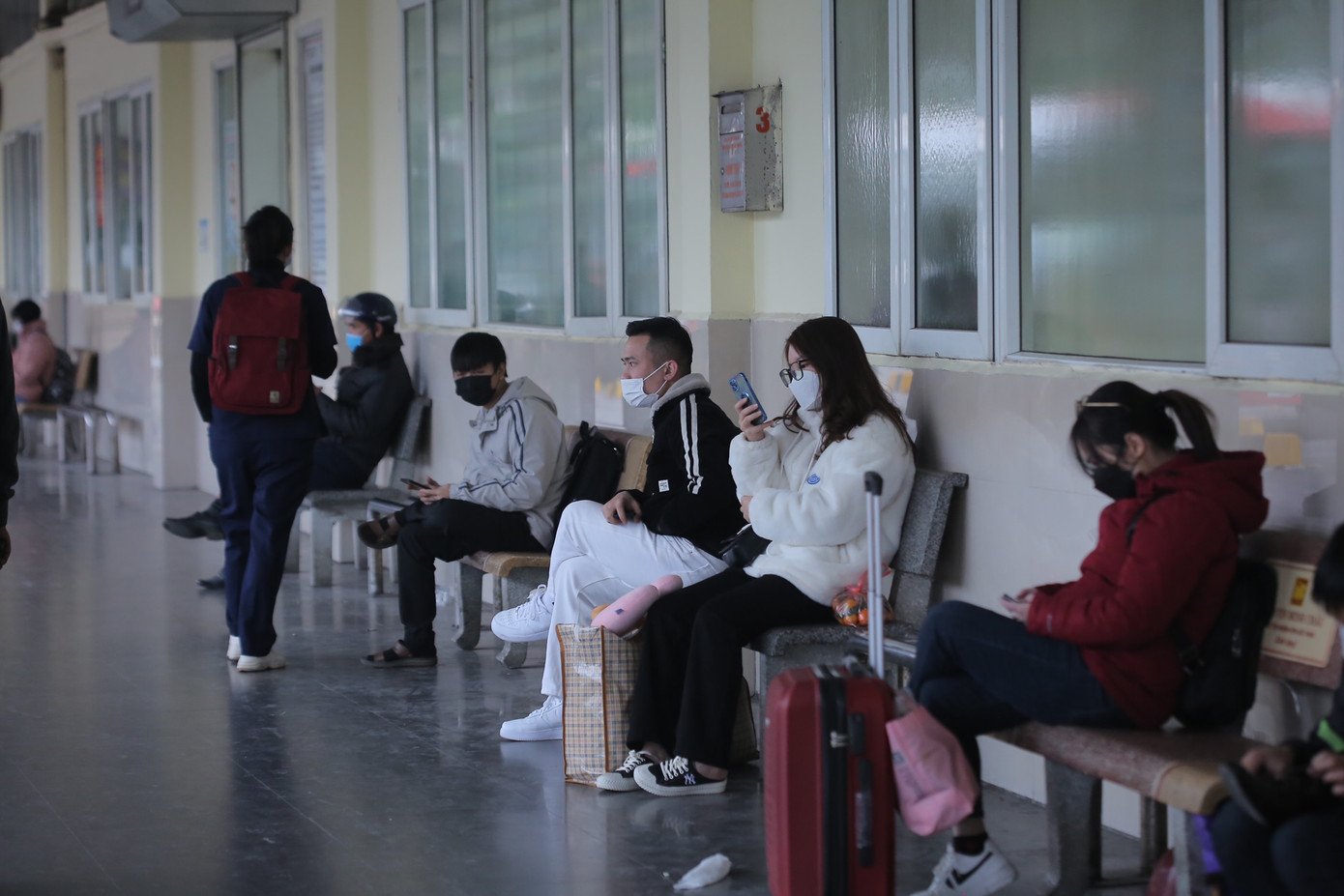 Sợ tắc, nhiều khách có mặt từ sớm mặc dù chưa đến giờ xe chạy. - Ảnh: Duy Phạm