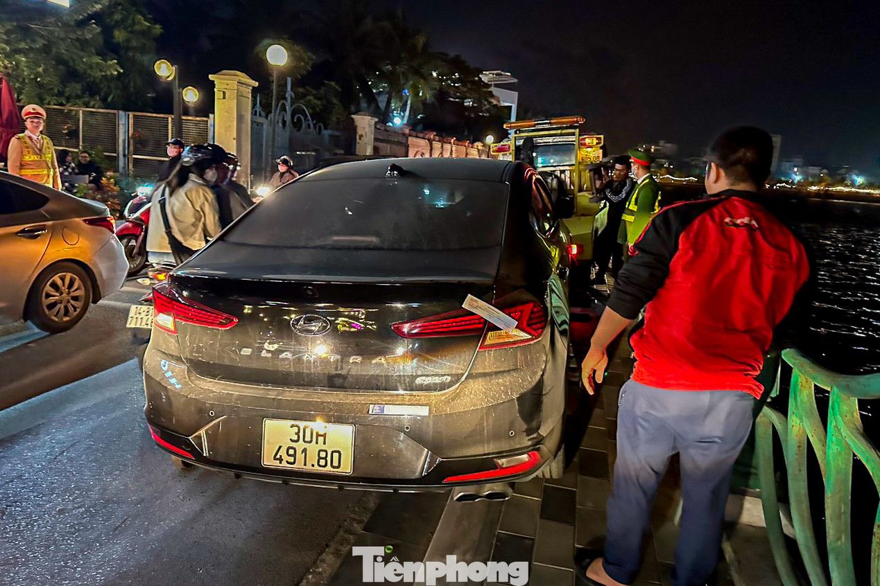 Kiểm tra xử lý ô tô đỗ sai quy định trên vỉa hè ngay sát hồ Tây.