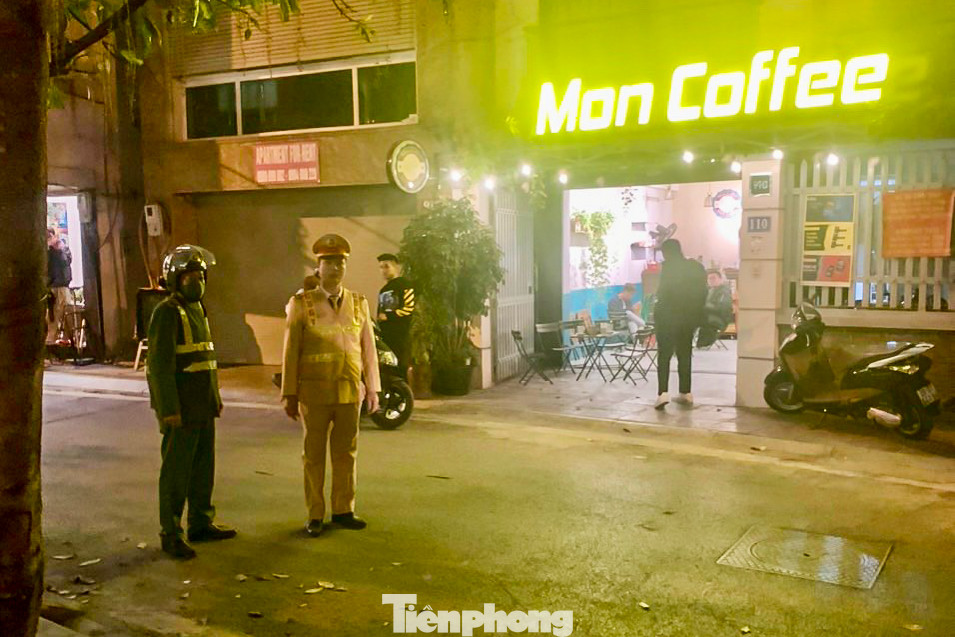 Kiểm tra xử lý vi phạm tại quán cà phê trên đường Vũ Miên (phường Yên Phụ).
