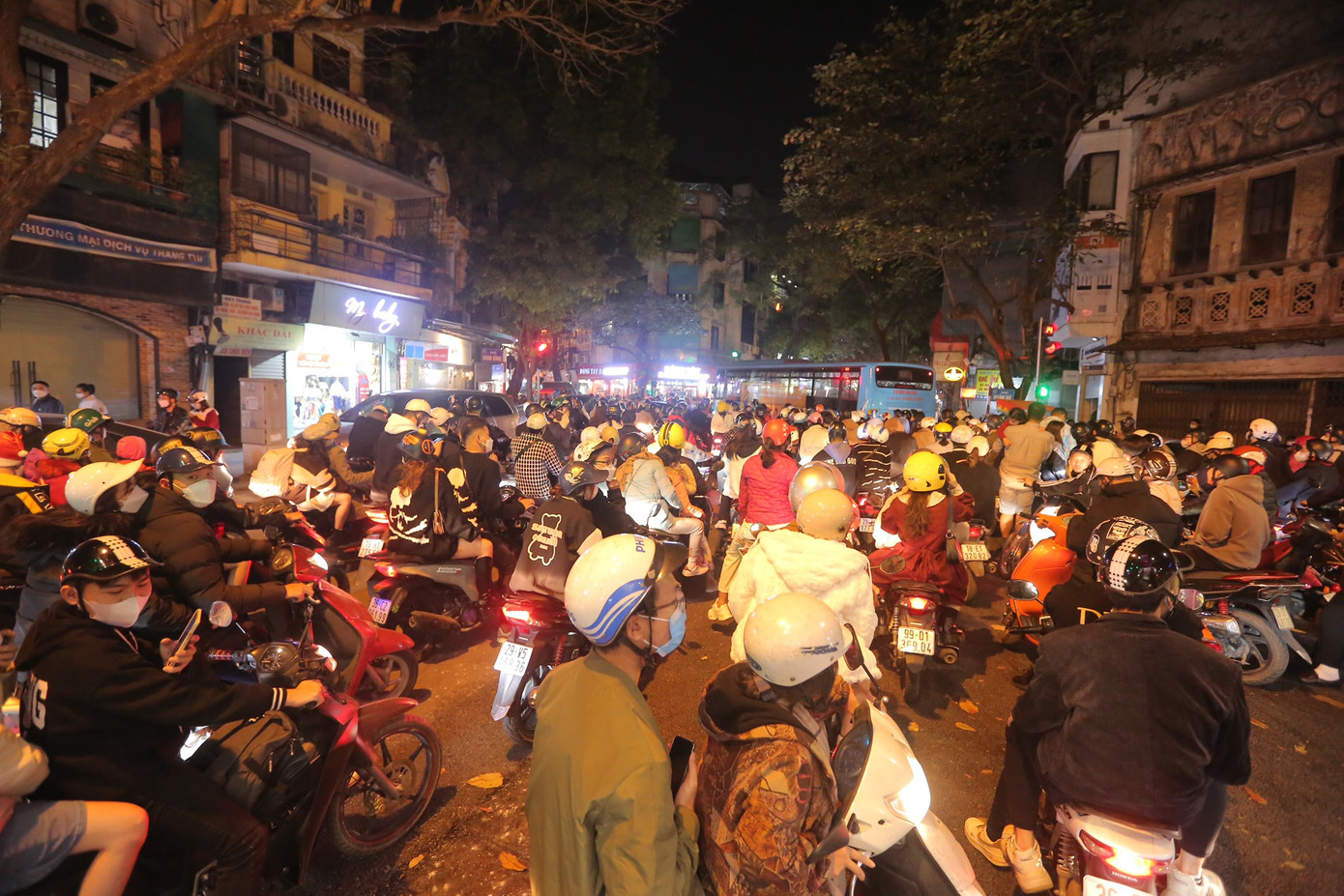 Giao thông hỗn loạn tại ngã tư Hàng Bông - Quán Sứ.