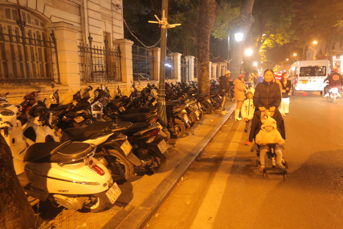 Nhiều bãi xe xung quanh nhà thờ trên phố Tràng Thi, Quang Trung... mọc lên chiếm hết vỉa hè, hốt bạc với giá thu "cắt cổ" 30-50.000 đồng/xe máy. Nhiều bãi xe xung quanh nhà thờ trên phố Tràng Thi, Quang Trung... mọc lên chiếm hết vỉa hè, hốt bạc với giá thu "cắt cổ" 30-50.000 đồng/xe máy.