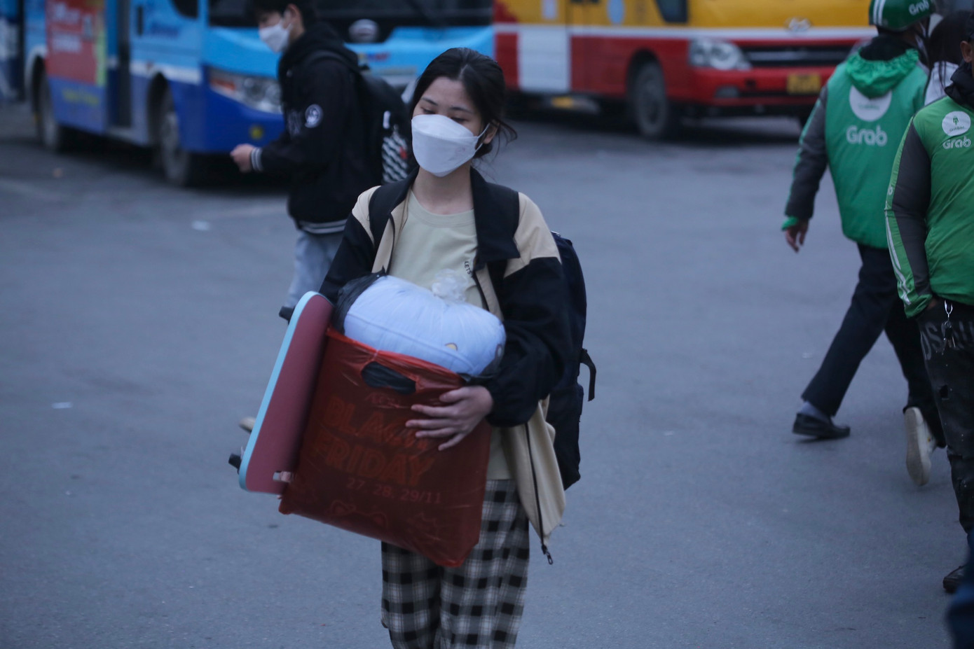 Càng về chiều tối, lượng khách đổ về bến xe Giáp Bát ngày càng đông.