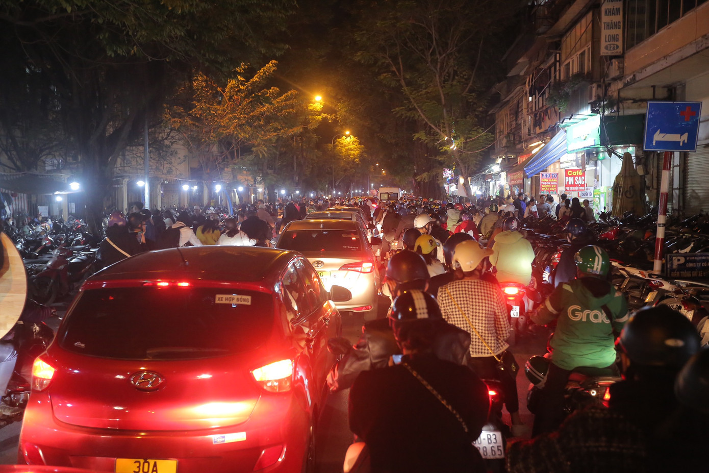 Tuyến phố Phủ Doãn kẹt cứng các phương tiện.