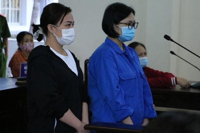 Bị cáo Tống Thị Tùng Linh (áo xanh, bên phải) và Trần Thị Ngọc Thư tại phiên tòa sáng nay. Ảnh: Quang Hưng