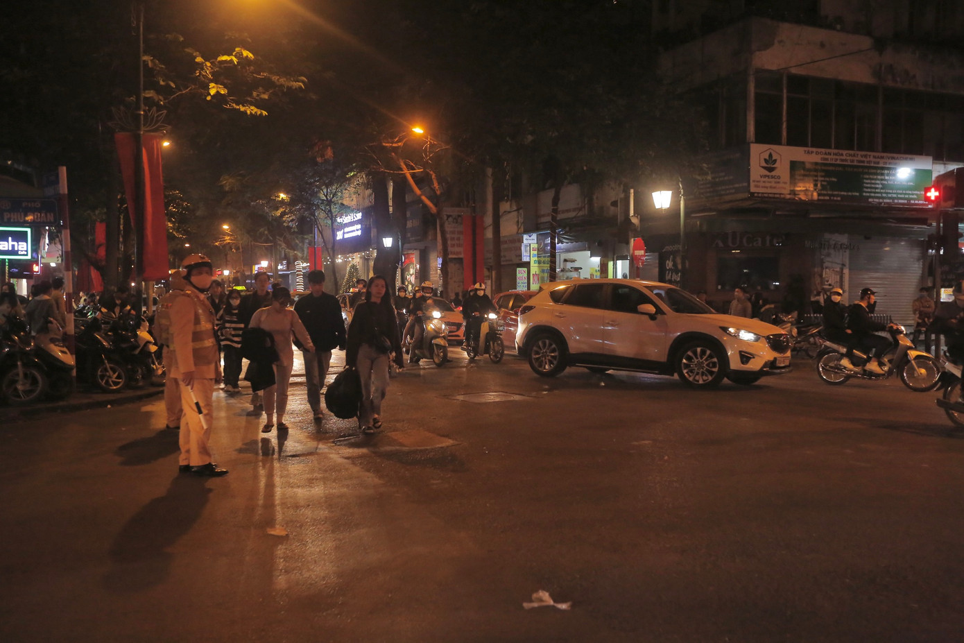 Lực lượng chức năng có mặt điều tiết giao thông tại các điểm nóng phố trung tâm Thủ đô.