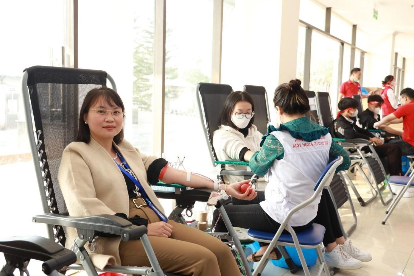 Đông đảo cán bộ giảng viên nhà trường và các em sinh viên đã có mặt từ rất sớm tham gia hưởng ứng và đăng ký hiến máu tại chương trình. Đông đảo cán bộ giảng viên nhà trường và các em sinh viên đã có mặt từ rất sớm tham gia hưởng ứng và đăng ký hiến máu tại chương trình.