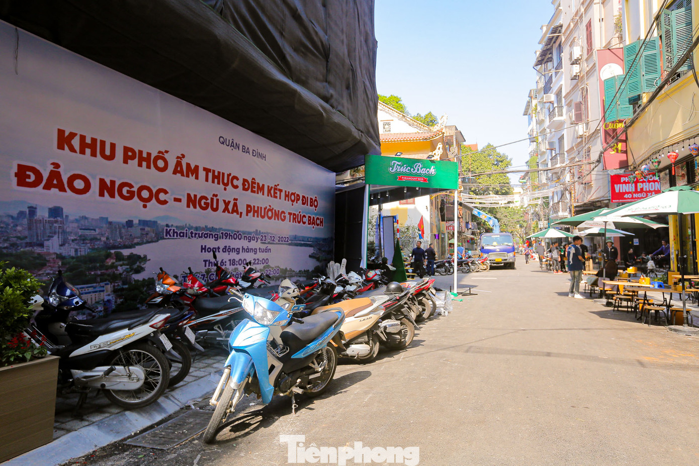 Nhiều pano, biển hiệu lớn được đặt quanh đảo ngọc này. Nhiều pano, biển hiệu lớn được đặt quanh đảo ngọc này.