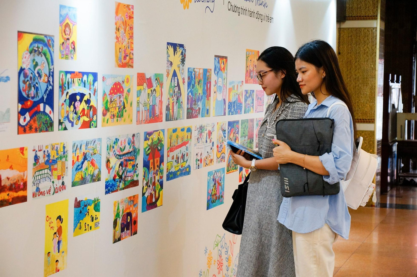 43 tác phẩm trong triển lãm do các em là bệnh nhi, trẻ mồ côi, tự kỷ sáng tác.