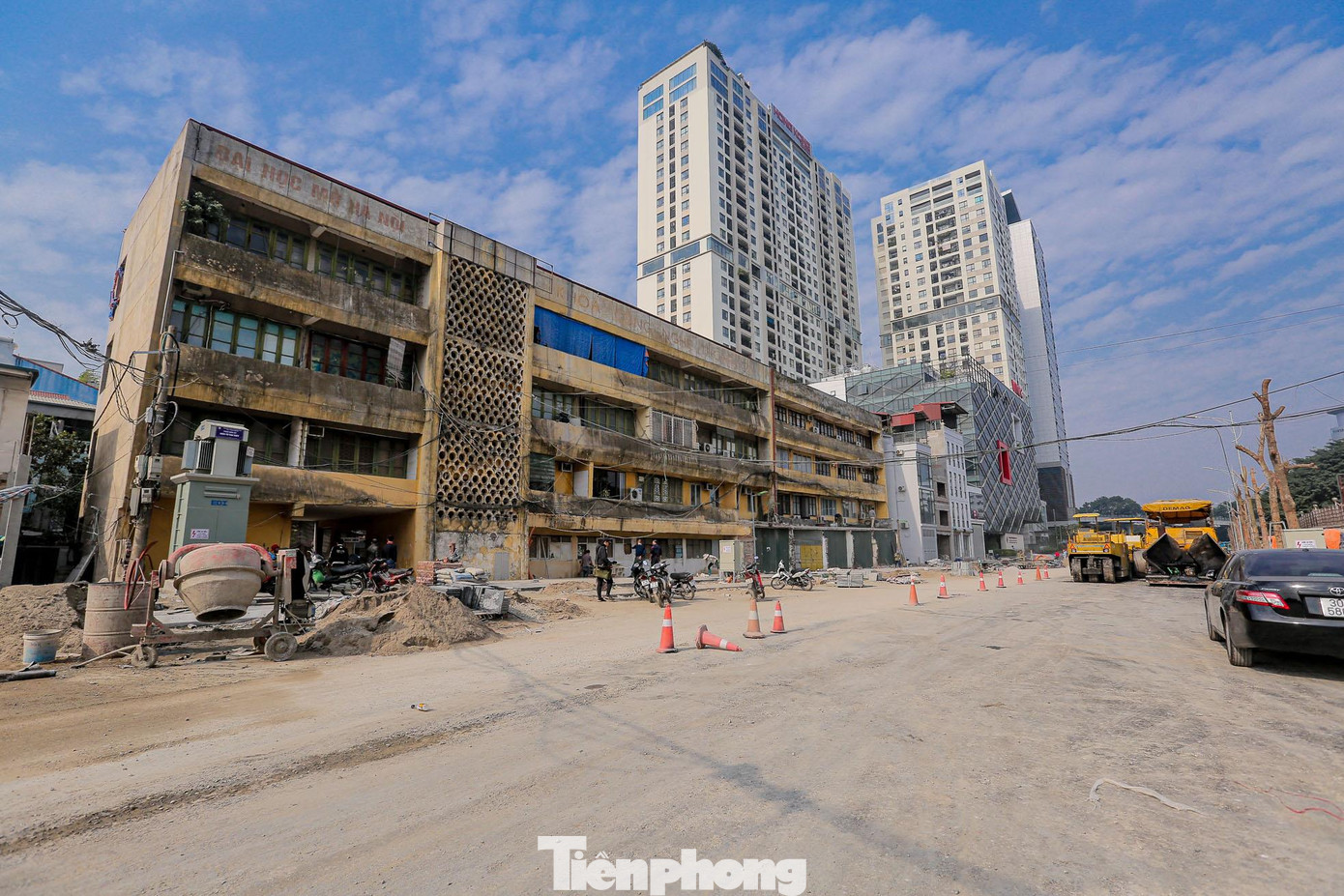 Trước đó, để giải phóng toàn bộ mặt bằng, sáng 1/11, quận Đống Đa (Hà Nội) tổ chức phá dỡ một số công trình còn lại để thu hồi đất đối với các hộ dân trên địa bàn phường Láng Thượng, phục vụ thực hiện Dự án xây dựng đường Huỳnh Thúc Kháng kéo dài.