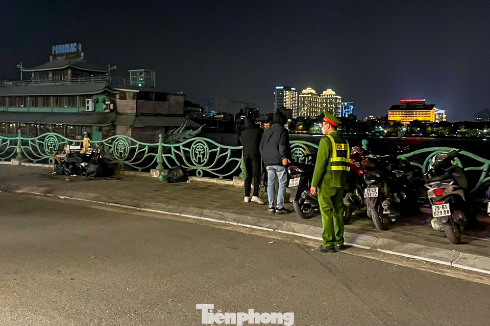 Lực lượng chức năng xử lý các phương tiện xe máy đỗ sai quy định.