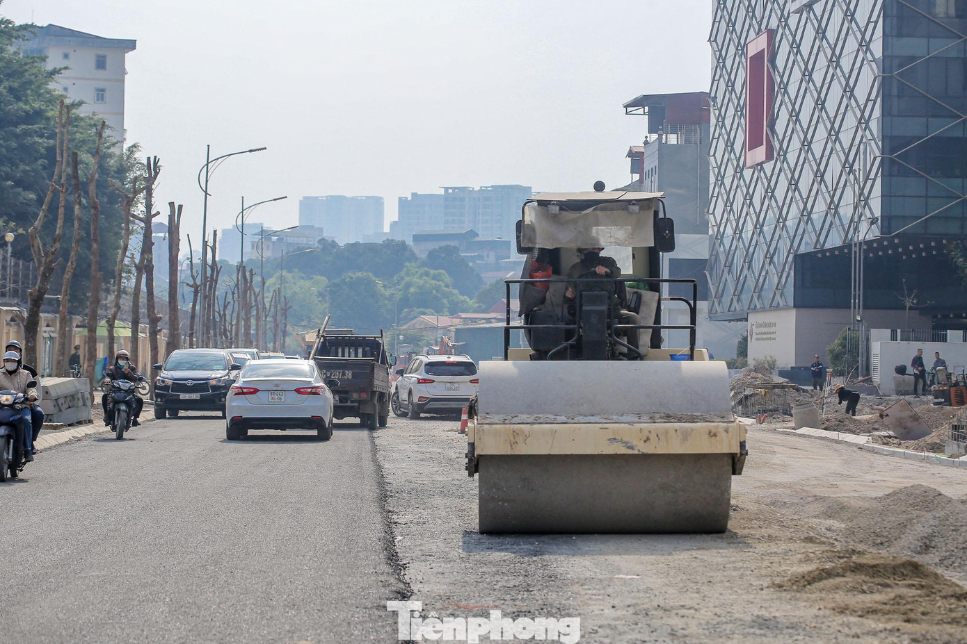 Một số đoạn đang trong quá trình trải nhựa đường.