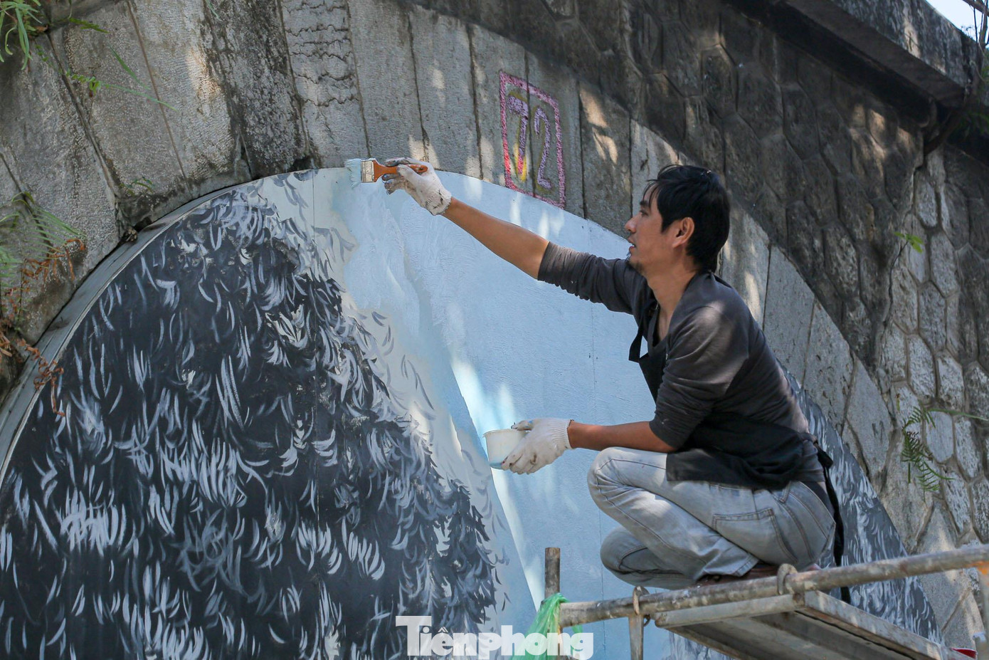 Đoạn phố dài hơn 200 m, trưng bày 17 tác phẩm trên tổng số 127 vòm cầu, gợi nhớ về Hà Nội xưa như Bách hóa tổng hợp; gánh hàng rong; ông đồ cho chữ...