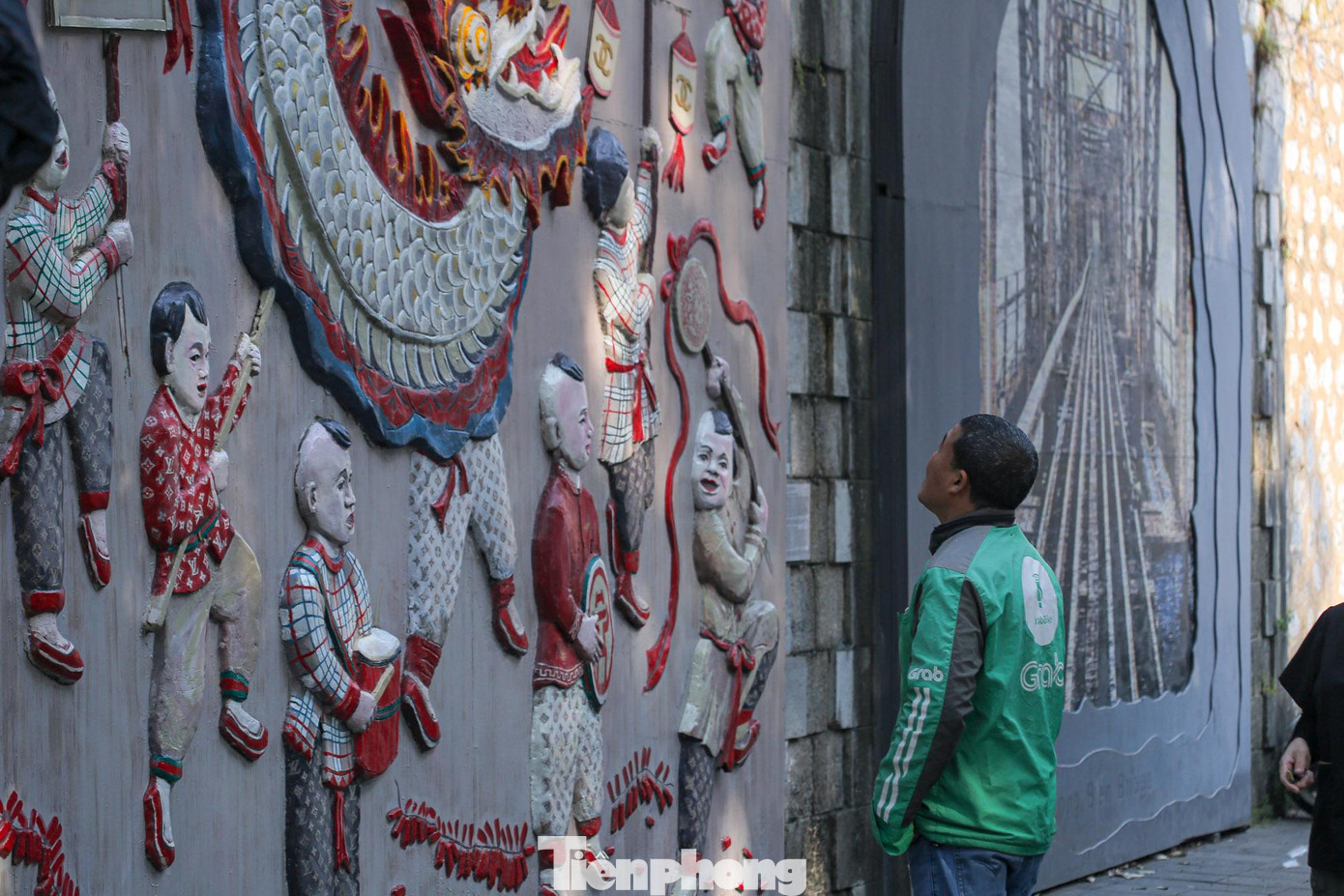 Phố bích họa Phùng Hưng vẫn là điểm đến lý tưởng, thu hút rất đông du khách trong và ngoài nước. Việc du lịch, khám phá, vui chơi, giải trí cũng cần gắn liền với bảo tồn những tác phẩm công cộng.