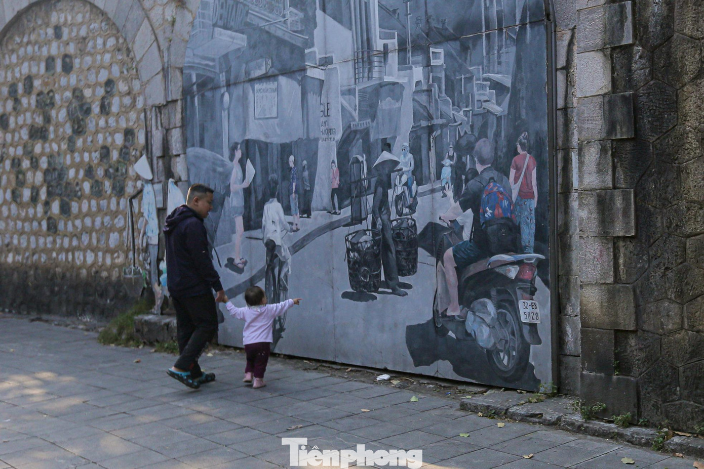 Những bức bích họa Phùng Hưng vẫn có sức hút với người dân và du khách.