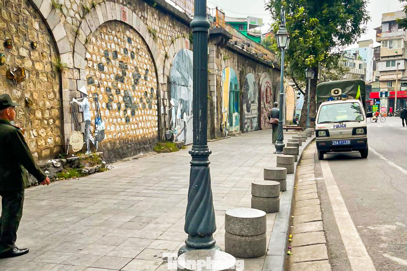 Những chiếc trụ đá trên phố được trả lại vị trí cũ.