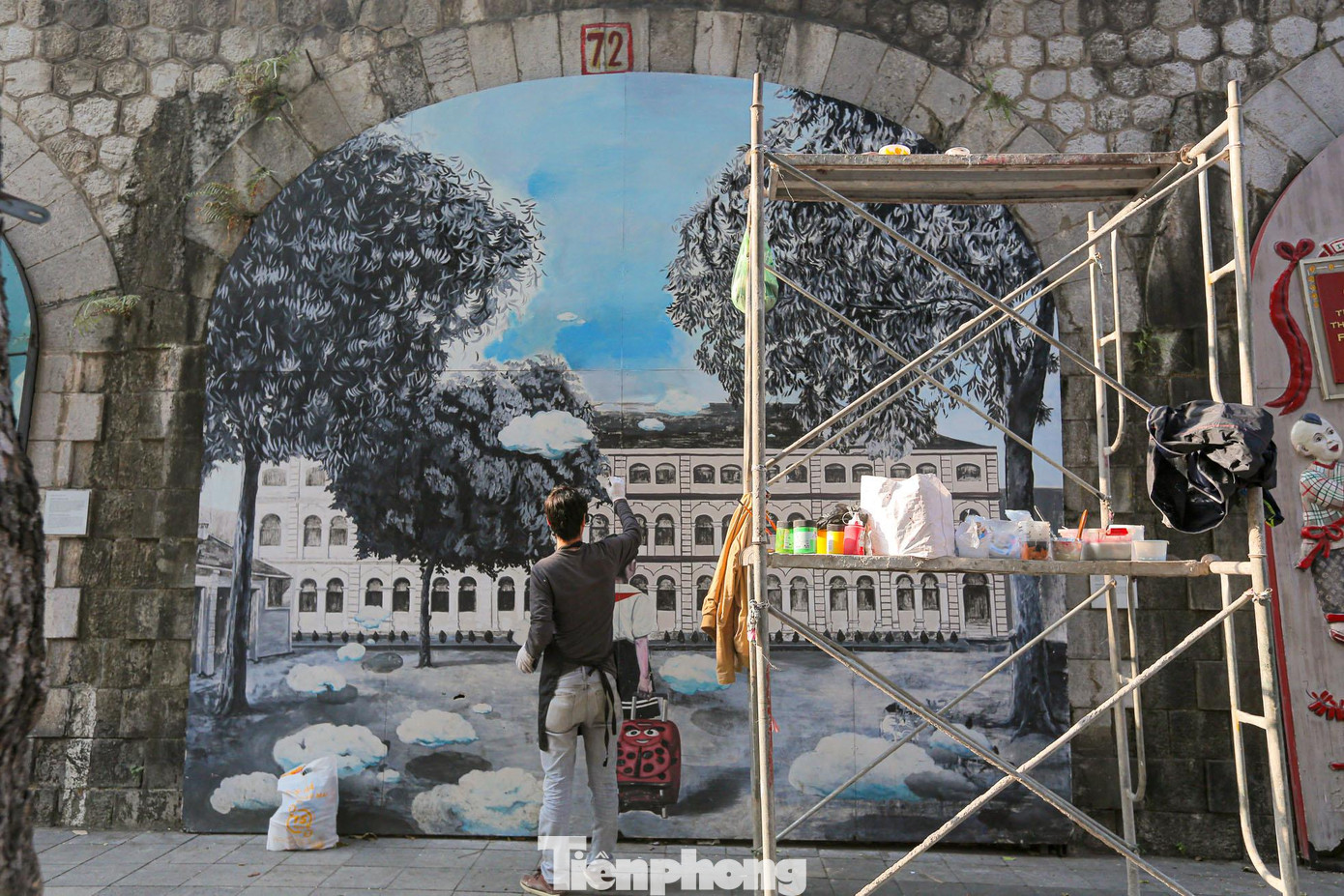 Việc phục hồi, sửa chữa từng tác phẩm tại không gian phố bích họa Phùng Hưng được Ban Quản lý hồ Hoàn Kiếm và phố cổ Hà Nội phối hợp với nhóm họa sỹ tiến hành.