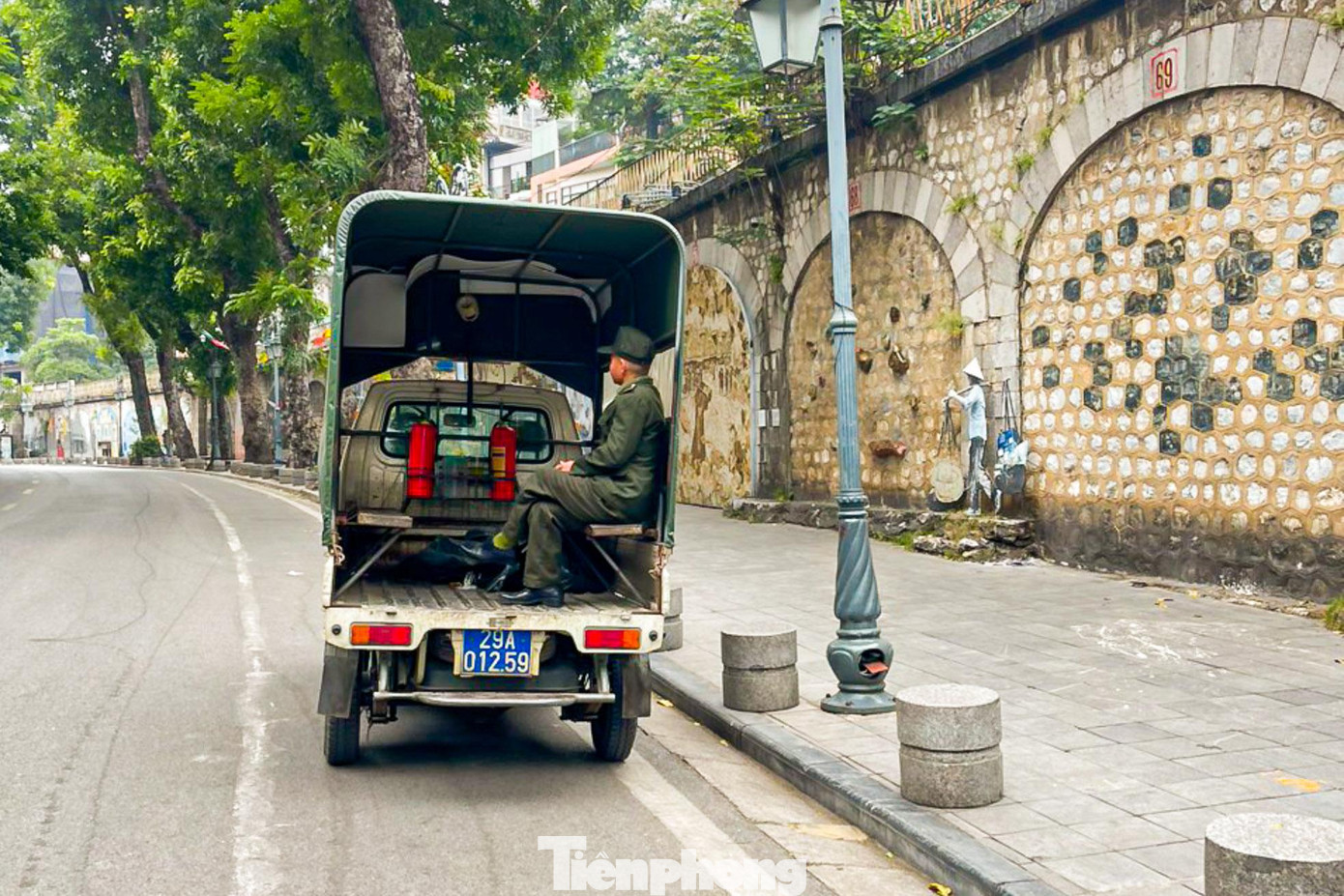 Về không gian vỉa hè bị lấn chiếm, UBND quận đã chỉ đạo Công an quận, UBND phường Hàng Mã tổ chức ra quân để giải quyết vi phạm về trật tự đô thị, trật tự an toàn giao thông, vệ sinh môi trường; xử lý triệt để các hành vi lấn chiếm không vỉa hè để kinh doanh, trông giữ xe trái phép,..; đồng thời giao UBND phường Hàng Mã tổ chức lực lượng duy trì, không để tái vi phạm.