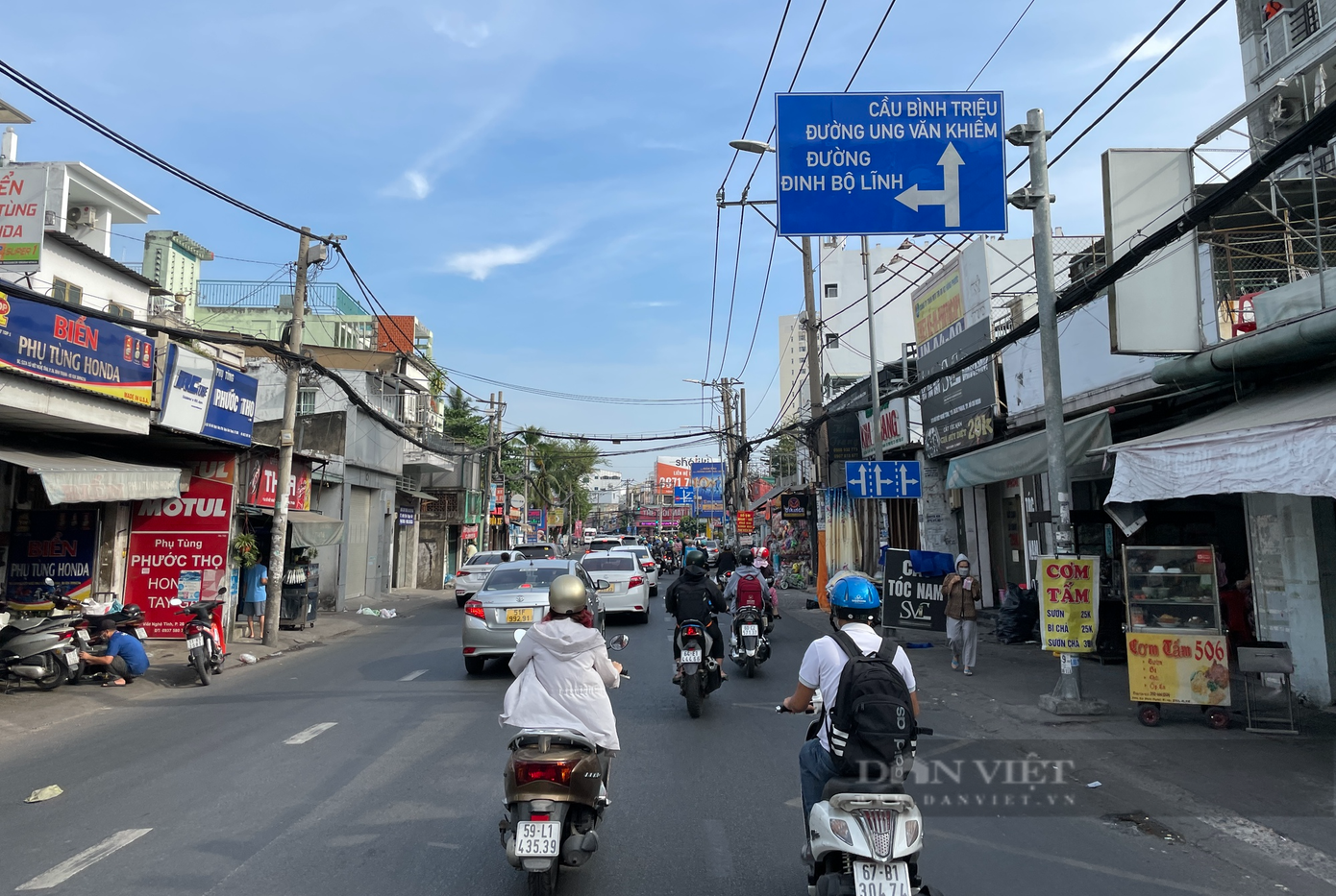 Các con đường xung quanh bến xe miền Đông như Xô Viết Nghệ Tĩnh, Ung Văn Khiêm, Đinh Bộ Lĩnh thuờng xuyên là “điểm nóng” về kẹt xe mỗi dịp Tết Dương lịch, Tết Nguyên đán nhưng sáng 31/12 rất thông thoáng. Đường về các tỉnh miền Tây, bến xe miền Tây cũng tương tự khi người dân quyết định đón Tết Dương lịch ở TP.HCM và về quê vào Tết Nguyên đán.