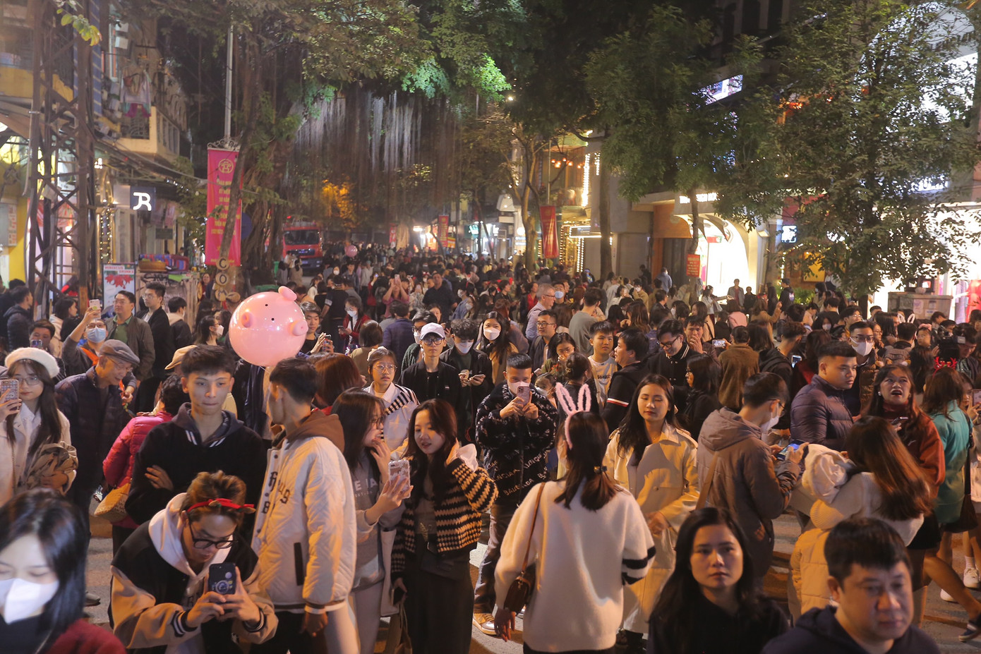 Các ngả đường vào Nhà thờ Lớn đều đông đúc, lực lượng chức năng đã chặn các phương tiện giao thông đi vào khu vực trên từ sớm. Các ngả đường vào Nhà thờ Lớn đều đông đúc, lực lượng chức năng đã chặn các phương tiện giao thông đi vào khu vực trên từ sớm.