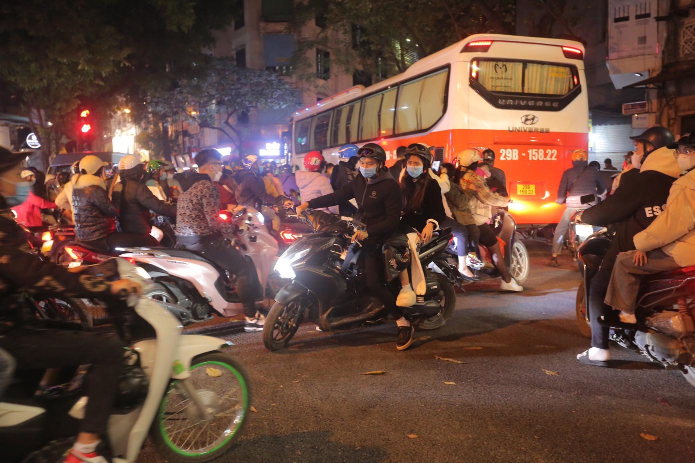 Nhiều phương tiện tìm cách quay đầu xe khi gặp cảnh tắc đường.