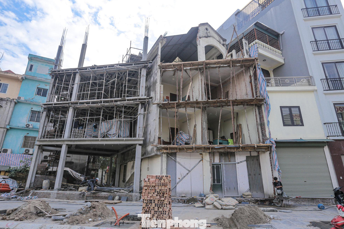Nhiều ngôi nhà hai bên đường Huỳnh Thúc Kháng kéo dài đang thi công bám mặt đường.