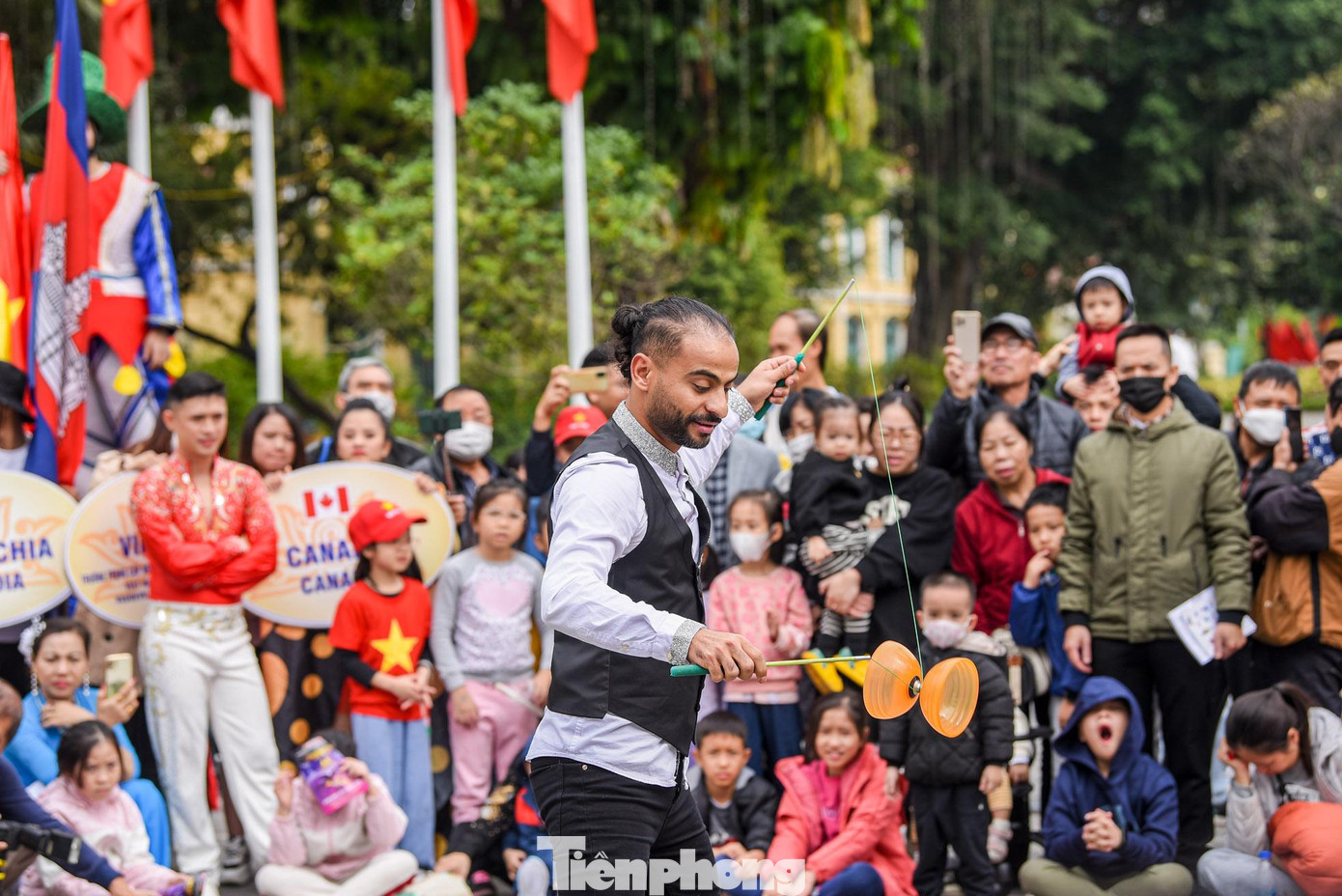 Trong ngày hôm nay (3/12), các nghệ sĩ trong và ngoài nước tham gia diễn hành và biểu diễn tại phố đi bộ hồ Hoàn Kiếm khiến không gian nơi đây được hóa như "rạp xiếc", người dân và khách tham quan cảm thấy thích thú. Trong ngày hôm nay (3/12), các nghệ sĩ trong và ngoài nước tham gia diễn hành và biểu diễn tại phố đi bộ hồ Hoàn Kiếm khiến không gian nơi đây được hóa như "rạp xiếc", người dân và khách tham quan cảm thấy thích thú.