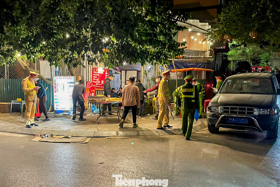 Lực lượng Công an quận Tây Hồ tập trung xử lý vi phạm trật tự đô thị - trật tự an toàn giao thông xung quanh hồ Tây.