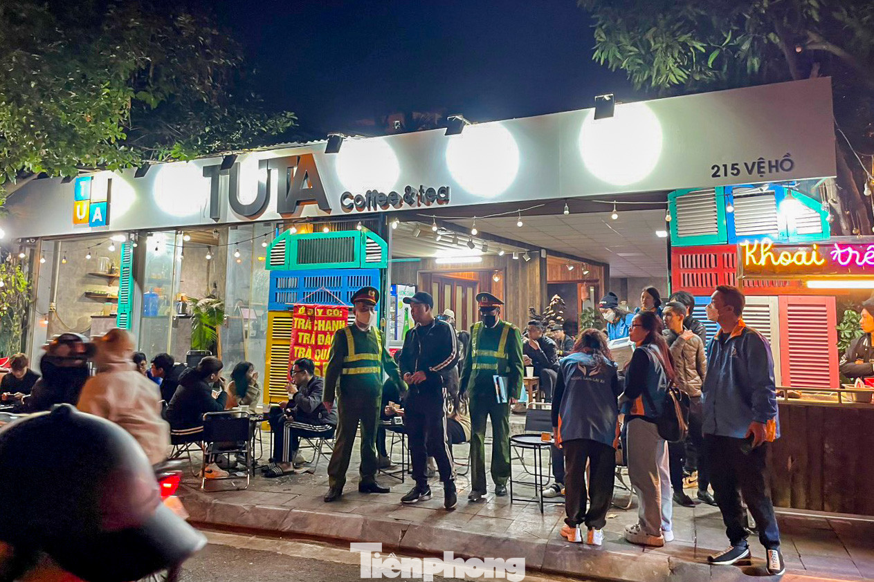 Cửa hàng kinh doanh trên phố Vệ Hồ lấn chiếm vỉa hè bị kiểm tra, xử lý.