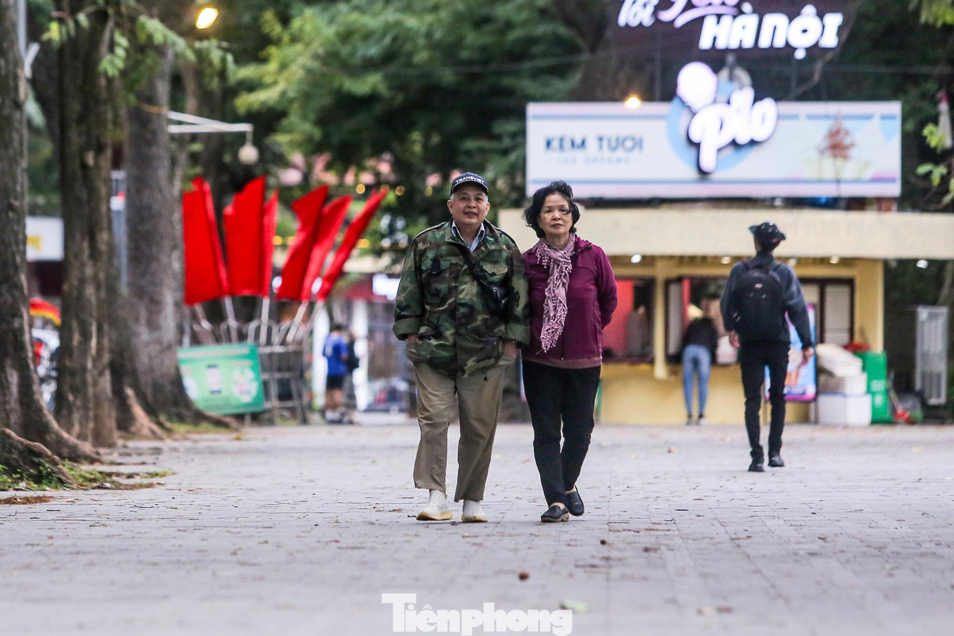 Người dân Thủ đô đã xuống đường với những bộ trang phục mùa Đông khác hẳn với những ngày trước.