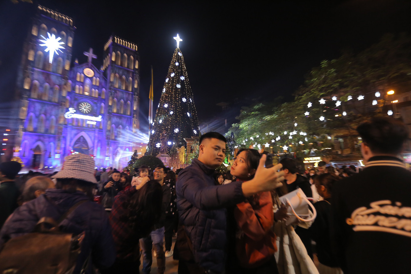 Cây thông Noel khổng lồ ngay trước sân nhà thờ là điểm thu hút người dân đến tham quan, chụp ảnh. Cây thông Noel khổng lồ ngay trước sân nhà thờ là điểm thu hút người dân đến tham quan, chụp ảnh.