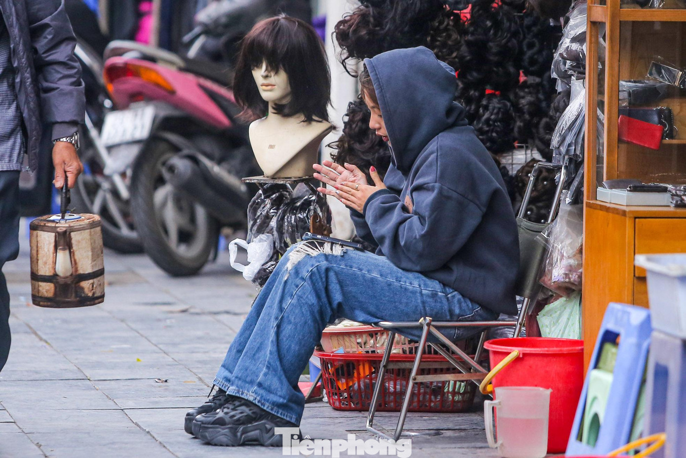 Một người phụ nữ liên tục xoa đôi bàn tay tránh để bị lạnh.