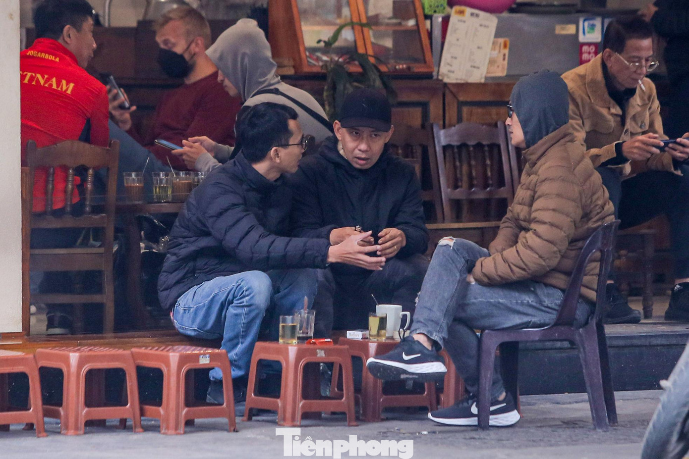 Thói quen uống một cốc cà phê hay ly trà nóng giúp một số người cảm thấy ấm áp trong buổi sáng mùa đông.