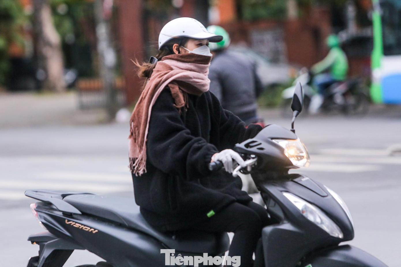 Nhiều người phải dùng đến khăn quàng ấm để giữ ấm thân nhiệt.