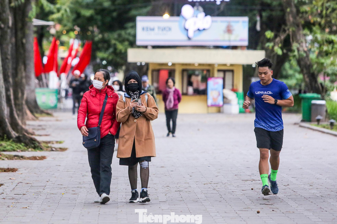 Theo Trung tâm Dự báo khí tượng thủy văn Quốc gia, từ đêm qua đến sáng sớm nay (1/12), không khí lạnh đã ảnh hưởng đến hầu hết khu vực Bắc Bộ trong đó có Thủ đô Hà Nội.
