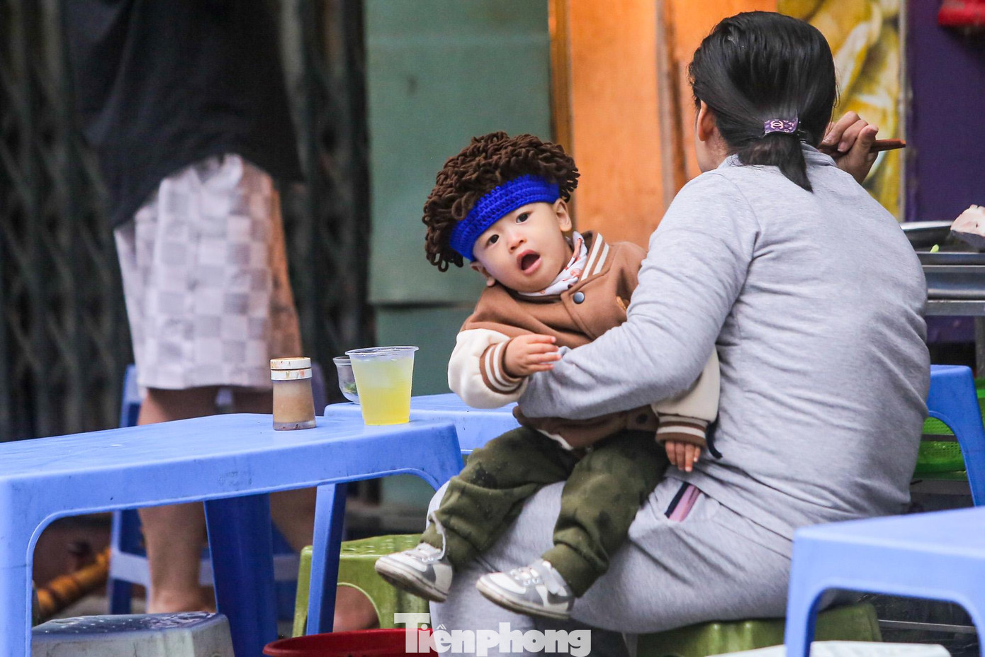 Người lớn trang bị kỹ càng cho trẻ em khi đợt lạnh kéo về.