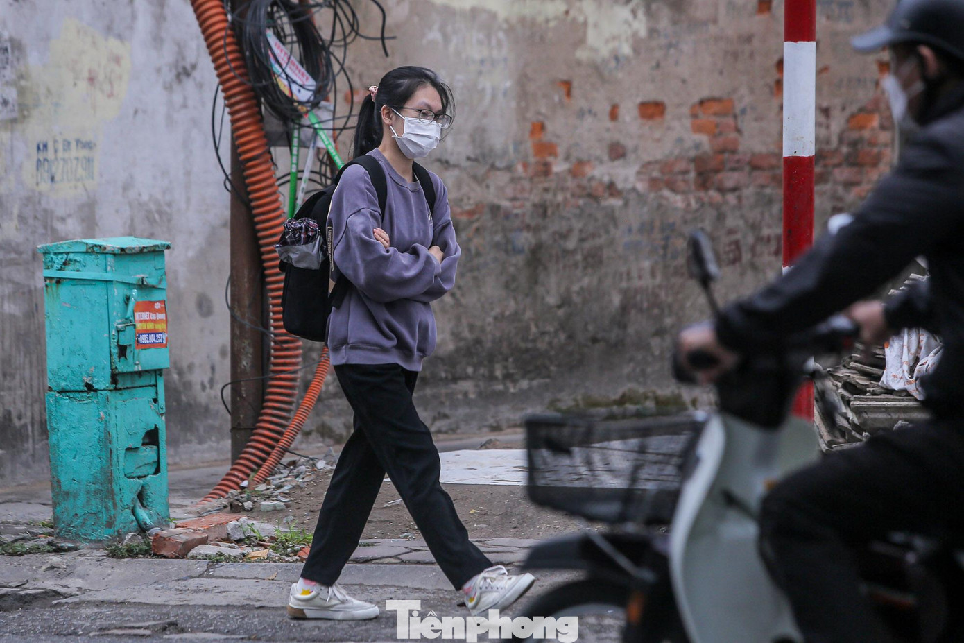 Sinh viên co ro trên đường tới trường.