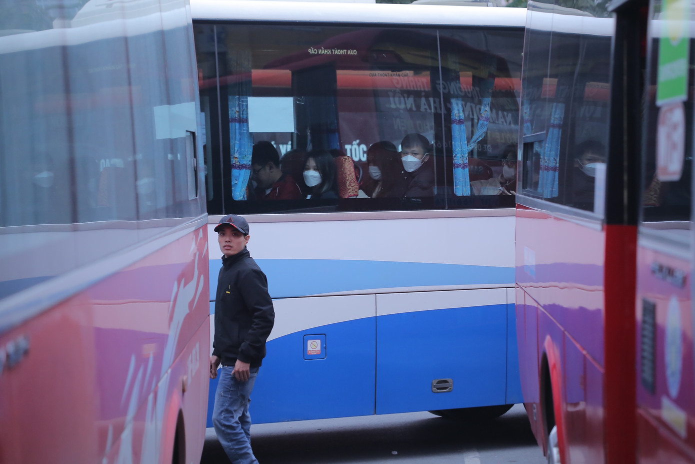 Lượng người di chuyển bằng xe khách từ Hà Nội đông hơn nhiều lần so với ngày thường.