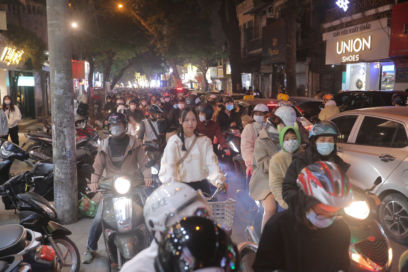 Hình ảnh trên phố Hàng Bông.