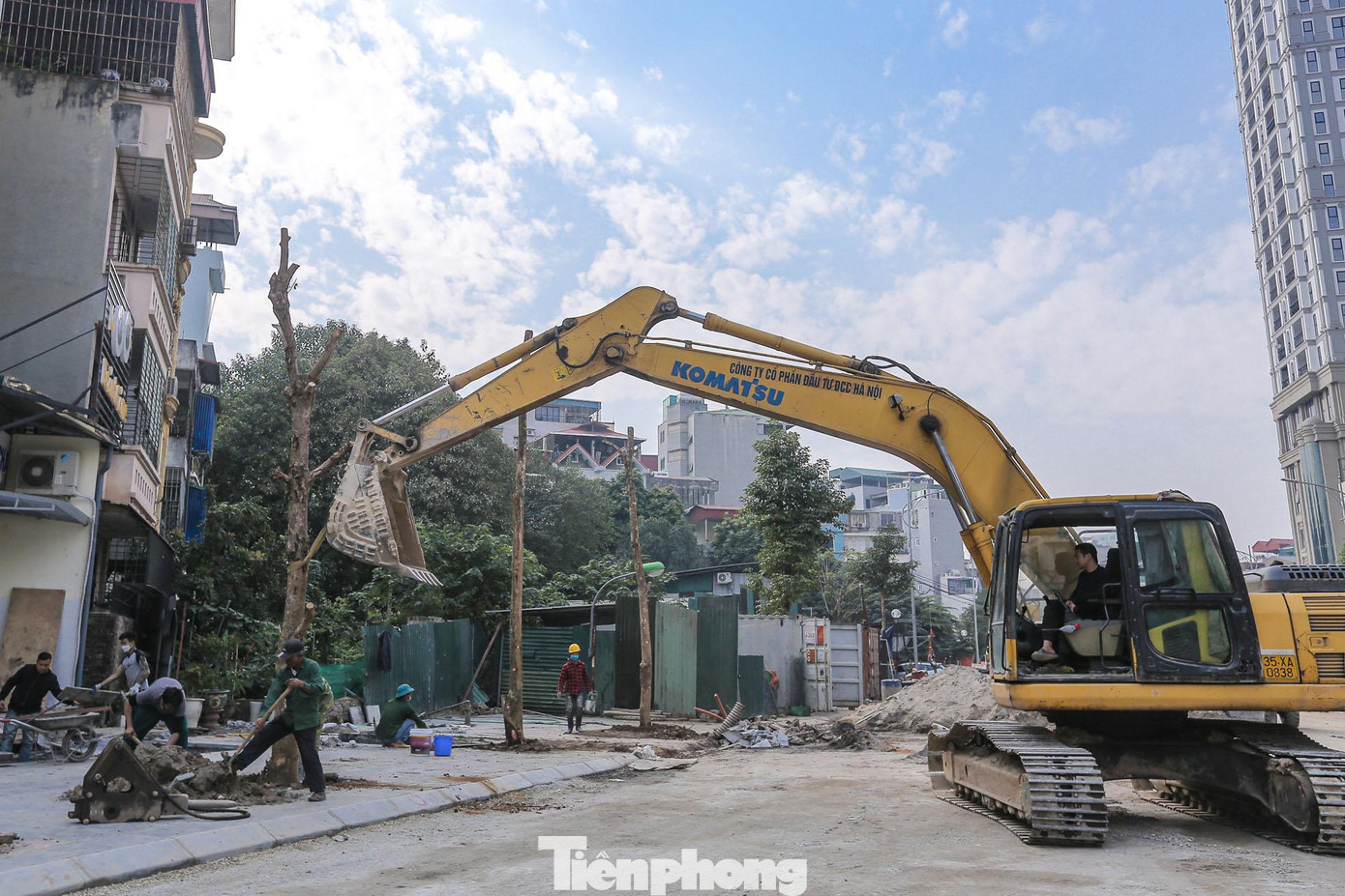 Hệ thống cây xanh và đèn đường được lắp đặt hai bên đường.