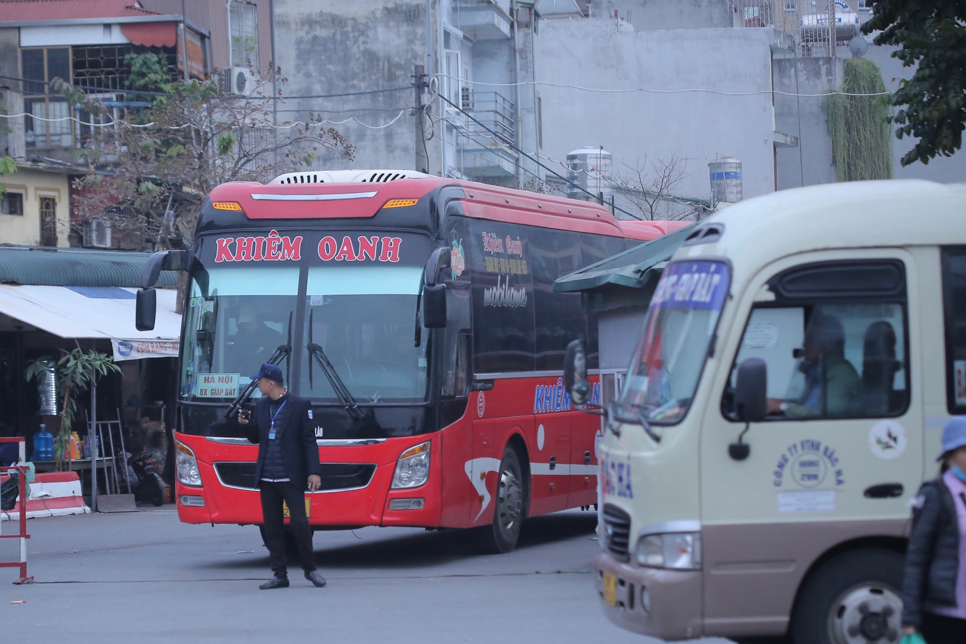 Xe khách nối đuôi nhau rời bến khi đã đông đủ khách.