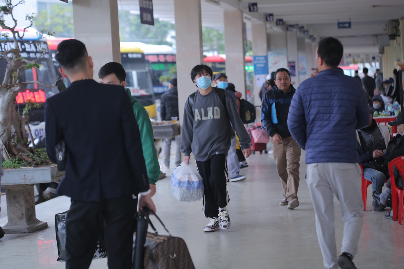 Người dân với đồ đạc lỉnh kỉnh tại Bến xe Giáp Bát.