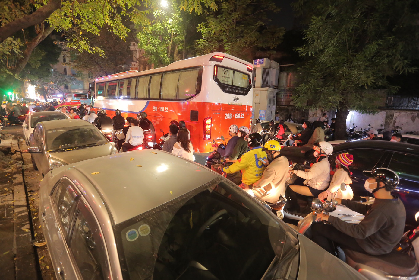 Các phương tiện "chôn chân" trên đường vào Nhà thờ Lớn.