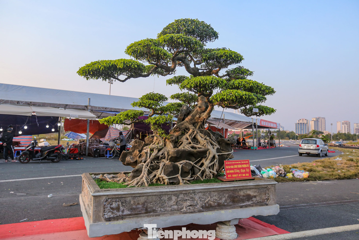 Nhiều tác phẩm, tên nghệ nhân, giá không được tiết lộ, chỉ mang đến trưng bày.