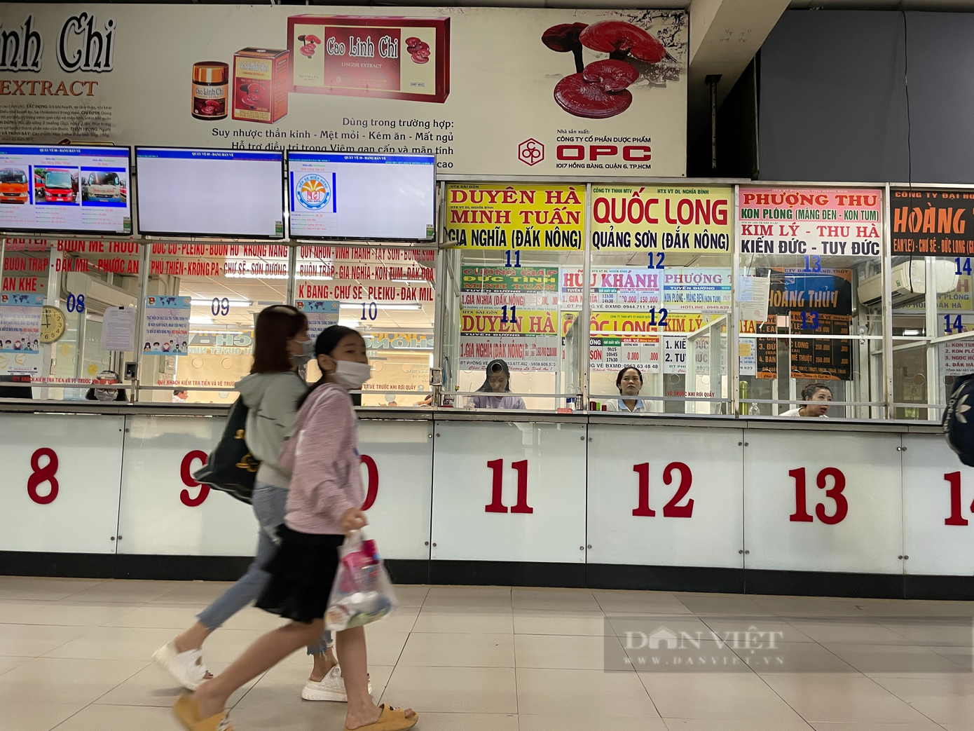 Chị Thu Hà (quê tại Bảo Lộc, Lâm Đồng) tranh thủ ra lấy vé xe về quê. Lúc đầu chị sợ ra muộn do lo ngại hôm nay nhà xe đông đúc nhưng thực tế thì ngược lại. “Tôi chưa tìm được việc làm nên thôi về quê sớm. Về bây giờ cũng tiết kiệm được một khoản, mấy hôm nữa Tết ta tới, giá vé xe tăng vọt”, chị Hà nói.