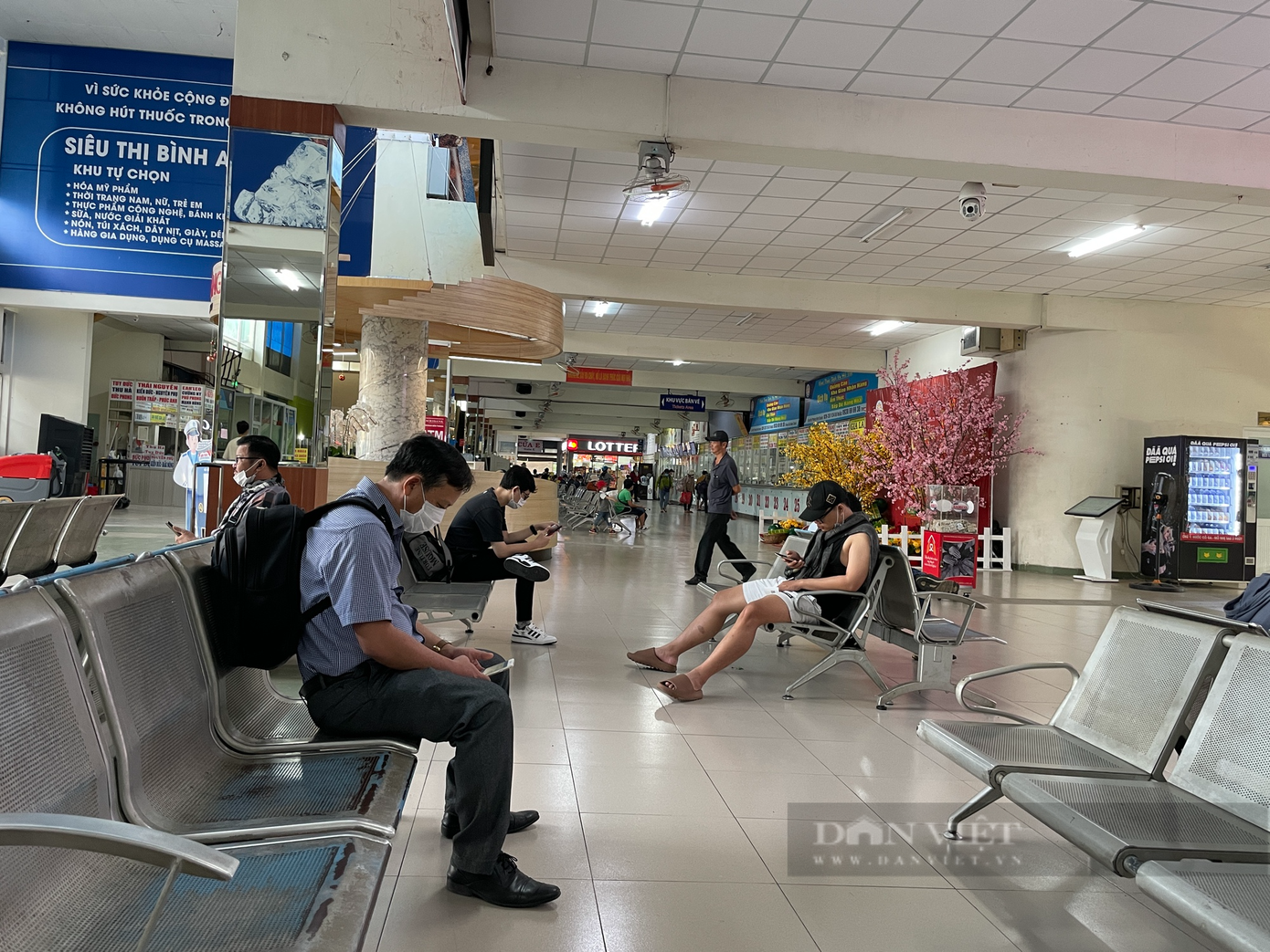 Các hàng ghế bên trong nhà chờ bến xe miền Đông ít khách. Nhiều khu vực chỉ có 1-2 người. Anh Văn Thành (quê Lâm Đồng) cho biết do gia đình có công việc nên về quê dịp Tết Dương lịch. "Thực ra, do Tết Nguyên đán và Tết Dương lịch cách nhau chỉ chừng 20 ngày nên nếu không có việc gấp, tôi cũng đợi thêm ít ngày nữa để ở quê được lâu hơn", anh Thành nói.