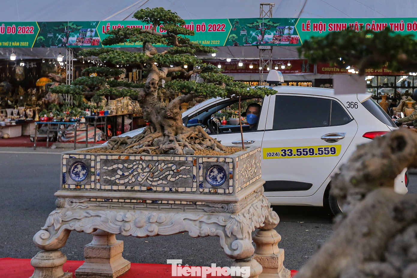 Nhiều tác phẩm thu hút khách đến chiêm ngưỡng.